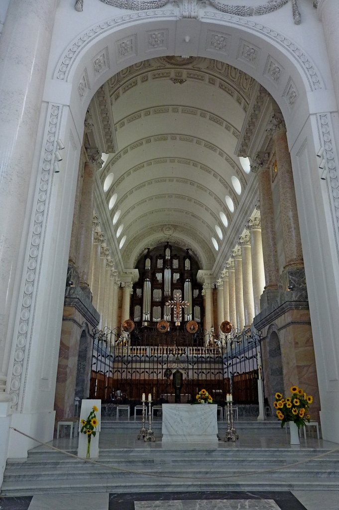 St.Blasien, Dom St.Blasius, Blick in den 36m langen Chor zur Orgel, Aug.2011