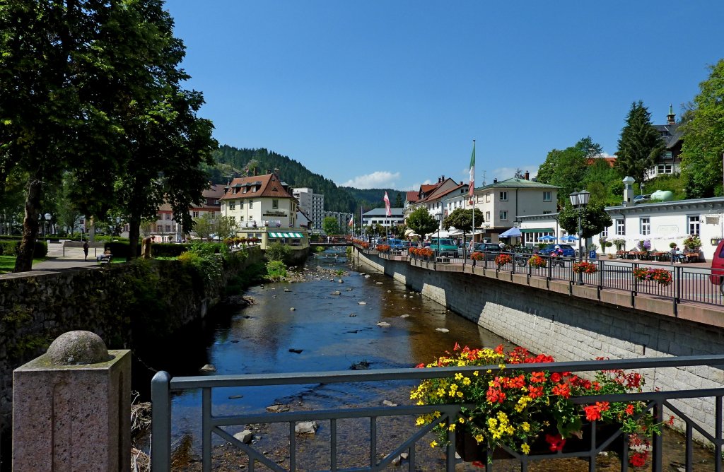 St:Blasien im Schwarzwald, die Alb durchfliet den Kurort, Aug.2011