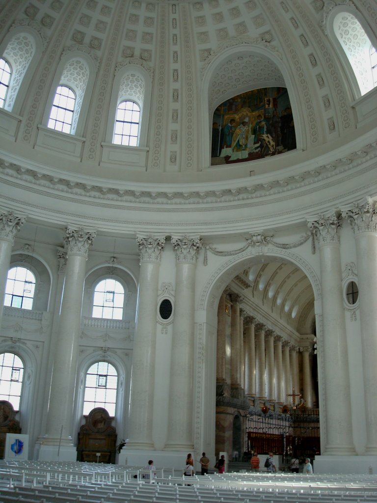 St.Blasien im Schwarzwald,
der ganz in wei gehaltene beeindruckende Innenraum des Doms,
mit Blick in den Chorraum,
20 kreisfrmig angeordnete Sulen tragen die 36m hohe Kuppel,
Juli 2008