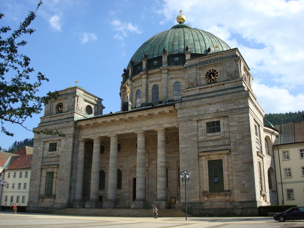 St.Blasien im Schwarzwald,
der  Schwarzwlder Dom ,
1768-81 erbaute frhklassizistische Abteikirche der Benediktiner,
drittgrte Kuppelkirche in Europa, Durchmesser 36m, Hhe 62m,
Vorbilder waren der Petersdom und die Invalidenkirche in Paris,
Juli 2008