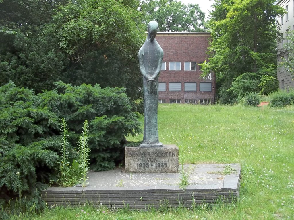 Steglitz, Skulptur 'Der Gefesselte' (Gisela Boeckh von Tzschoppe, 1960), aufgenommen am 23.06.2012