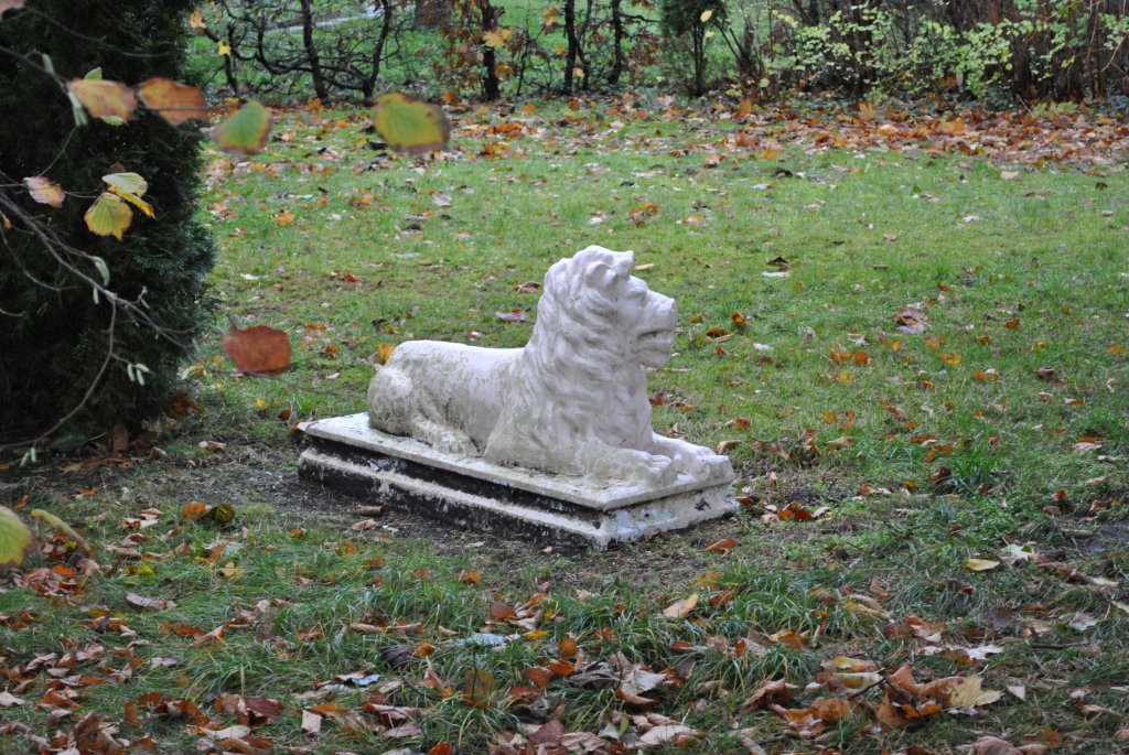 Steinfigur  Lwe  in einen Garten in Lehrte/Feldstrae. Foto vom 14.11.10.