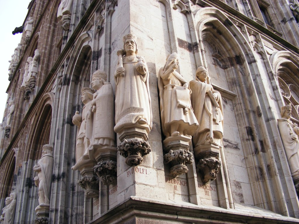 Steinfiguren am Turm des alten Rathauses in Kln, 17. Mrz 2010.