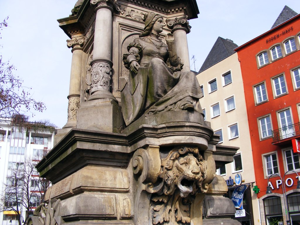 Steinfiguren an einem Brunnen auf dem  Alten Markt  in Kln, 17. Mrz 2010.