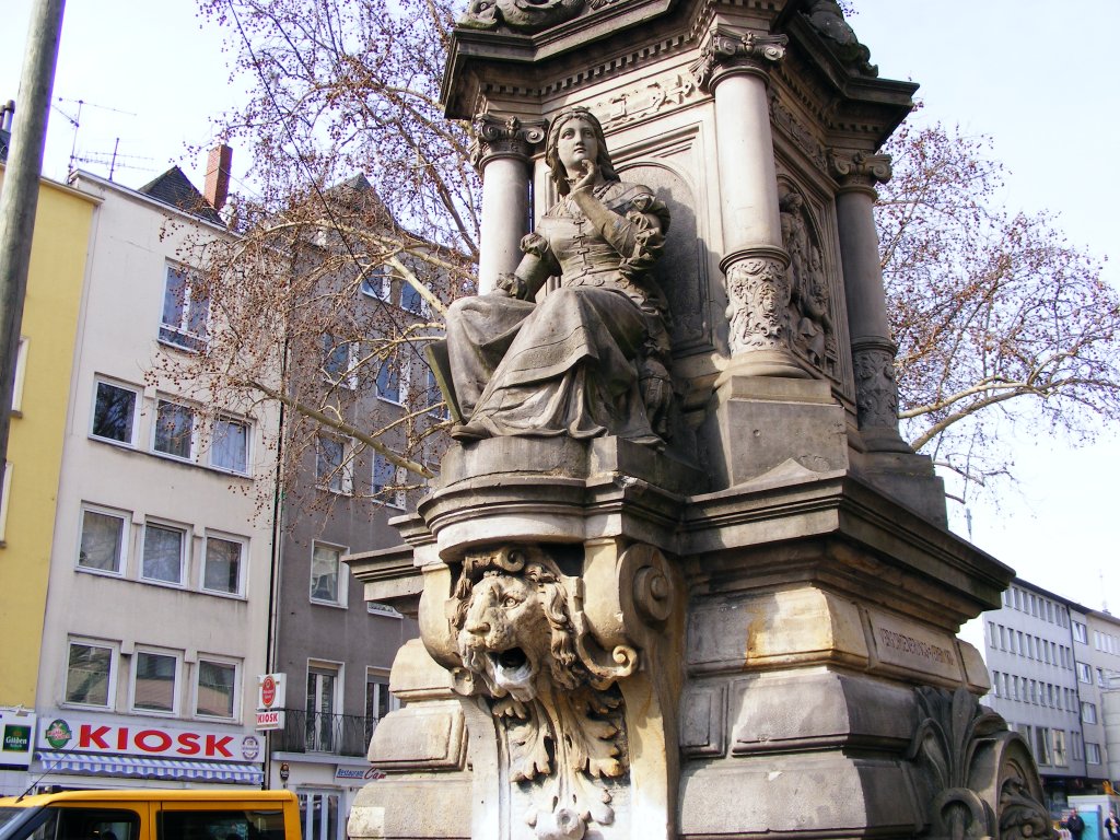 Steinfiguren an einem Brunnen auf dem  Alten Markt  in Kln, 17. Mrz 2010.