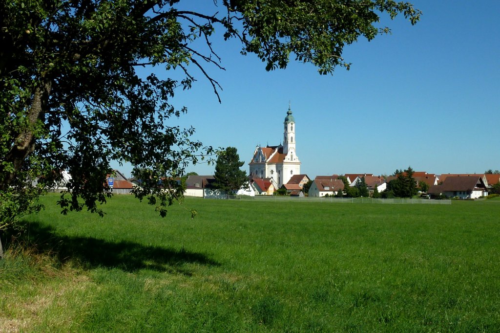 Steinhausen, Blick auf den Ort mit der  Schnsten Dorfkirche der Welt , Aug.2012