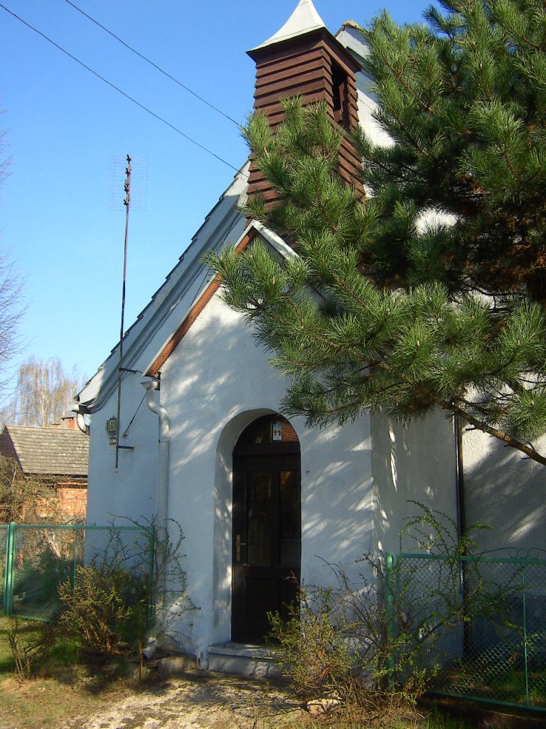  Sterbeglocke  (diese wurde typischerweise beim Tod eines Oberschlesiers in den Drfern frher - heute nur noch selten in wenigen Drfern - gelutet) an einem Haus im Ortsteil Klodnitz-Zabinietz (1936 umbenannt in Waldfrieden), polnisch: Klodnica-Zabieniec. Aufnahme vom Frhjahr 2012