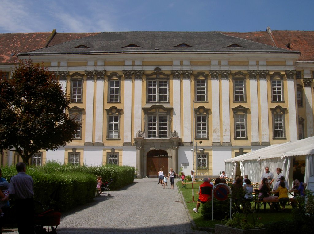 Stift Garsten, gegrndet 1082 durch Otakar II, ab 1110 Benediktiner Abtei, jetzt 
Justizvollzugsanstalt, Obersterreich (05.06.2011)