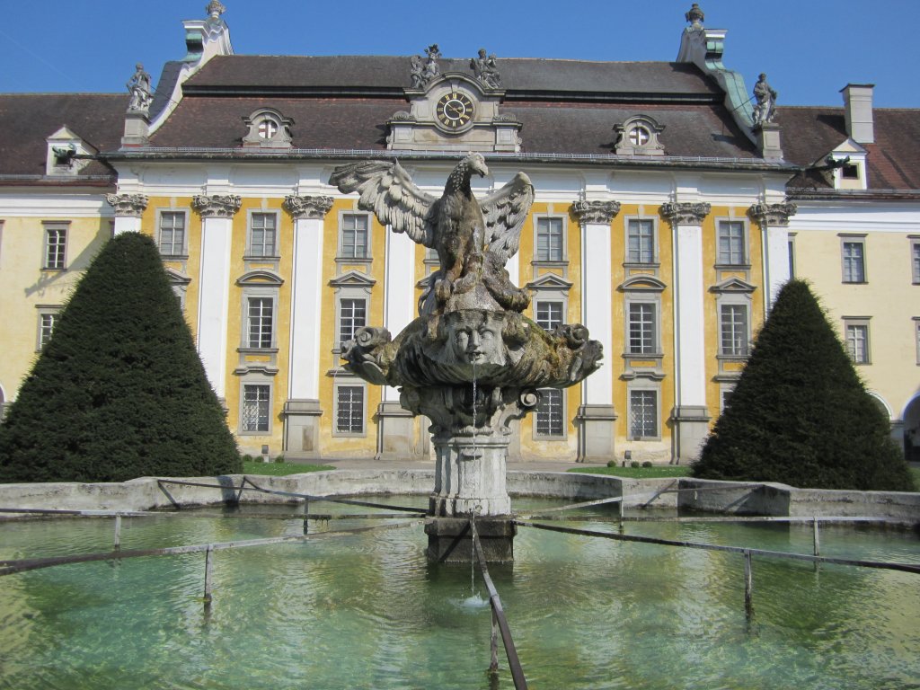 Stift St. Florian, Brunnen im Prlatenhof (21.04.2013)