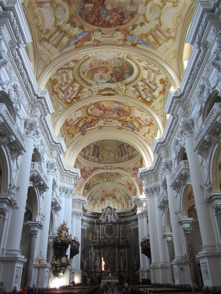 Stiftskirche St. Florian, Hochaltar aus Untersberger Marmor, Fresken von Anton Gumpp (21.04.2013)