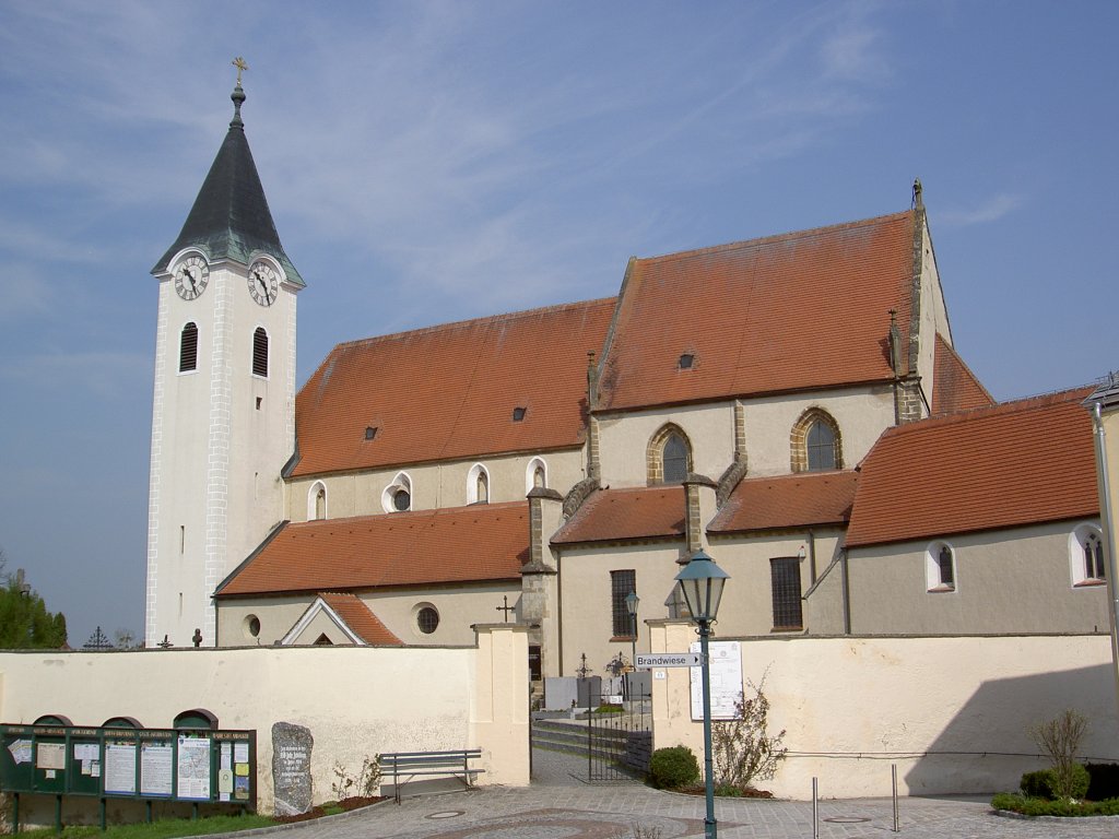 Stiftskirche St. Margarete in Ardagger, erbaut Anfang des 13. Jahrhundert, Margaretenfenster im Ostchor von 1240 (21.04.2013)