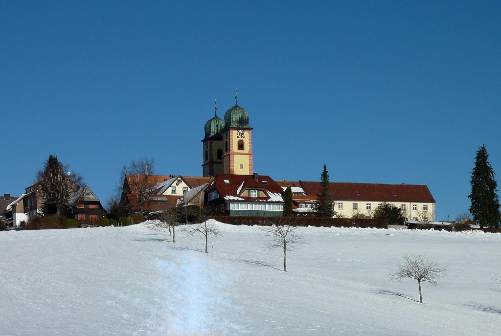 St.Märgen im Schwarzwald, Blick zum ehemaligen Augustiner-Chorherrenstift und zur barocken Klosterkirche im Jan.2012