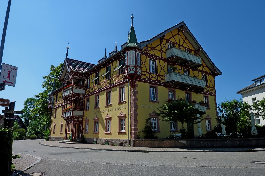 St.Mrgen im Schwarzwald, das Fachwerkhaus  Goldene Krone  mit Cafe und Restaurant, Juni 2011