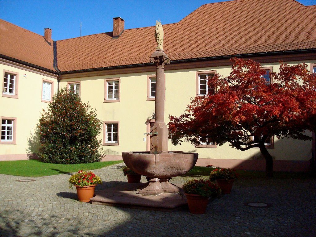 St.Mrgen im Schwarzwald, Klosterhof mit Brunnen des ehem.Augustiner-Chorherrenstifts, Okt.2007