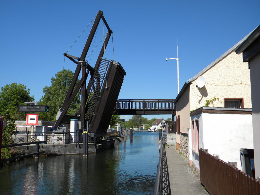 Storkow (Mark) die alte Klappbrcke ber den Storkow Kanal 15-05-2013