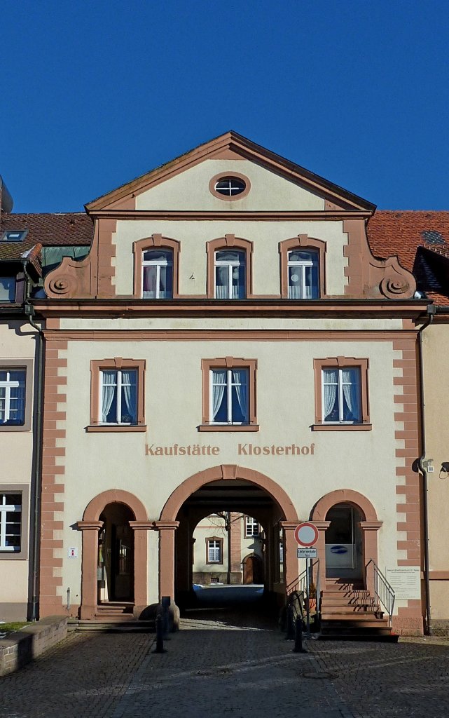 St.Peter im Schwarzwald, das barocke Torhaus ist der Haupteingang zum ehemaligen Benediktinerkloster, Jan.2012