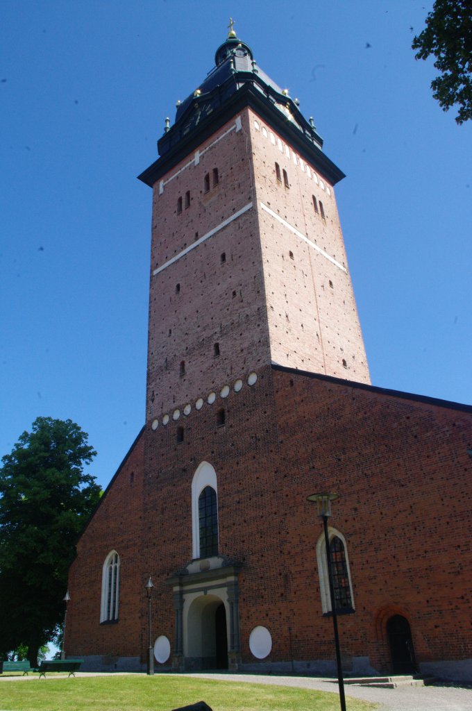 Strängnäs, Dom, erbaut ab 1250, Backsteinbau auf Kalksteinsockel (09.07.2013)