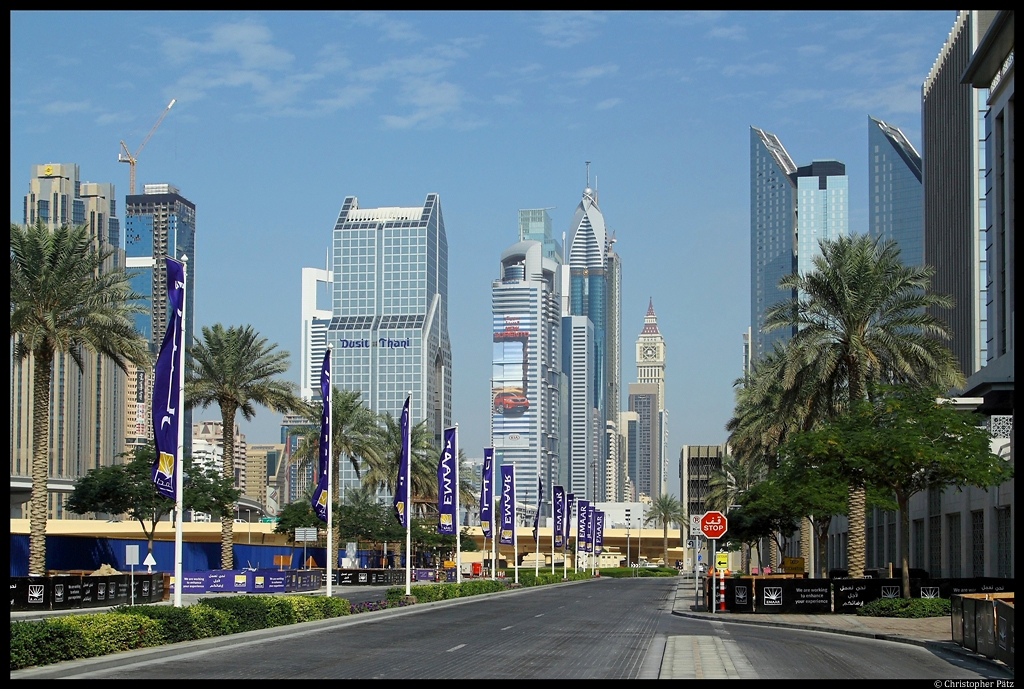 Straße nahe der Dubai Mall mit Blick auf die Downtown. (Dubai, 08.12.2012)