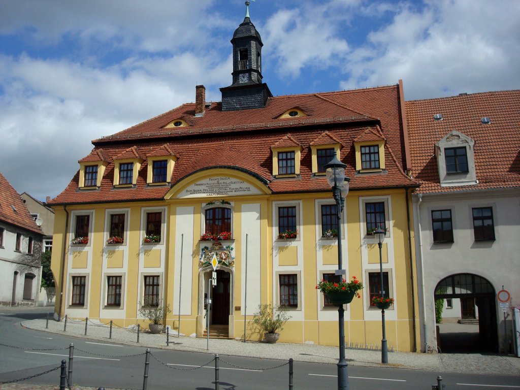 Strehla an der Elbe im Landkreis Meien,
das barocke Rathaus von 1756 am historischen Markt,
Juni 2010