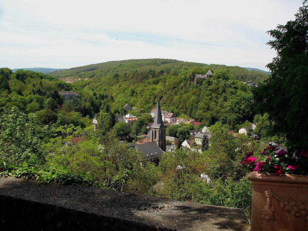 Stromberg im Landkreis Bad Kreuznach, Blick von der Stromburg auf den 3000-Einwohner Ort, Mai 2005