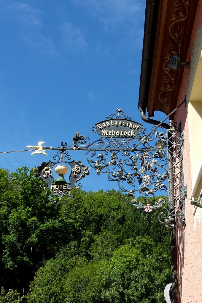 Sthlingen, schnes Wirtshausschild am Landgasthof Rebstock, Aug.2012