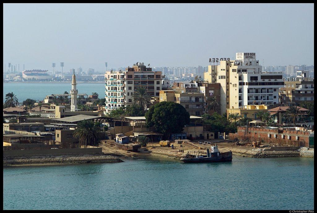 Suez, am südlichen Ende des Suez-Kanals gelegen. Links im Hintergrund das Stadion. (22.11.2012)