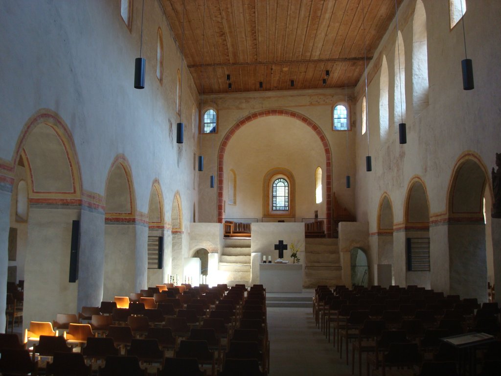 Sulzburg, der schlichte Innenraum der ehemaligen Klosterkirche St.Cyriak,
unter dem Hochchor befindet sich eine Krypta, die Holzdecke stammt von 1510, 2009 wurde die Kirche restauriert, Mrz 2011