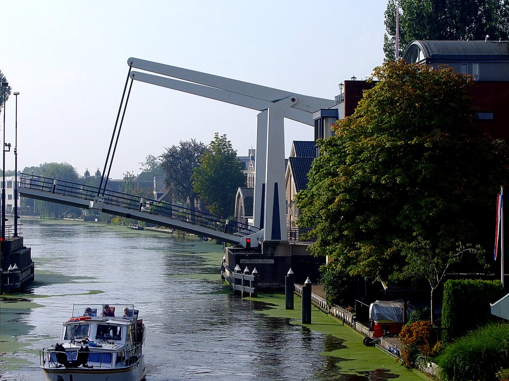 SWAENSWIJKBRUG, eine Zugbrcke  ber den Alten Rhein bei Alphen aan den Rijn senkt sich nach passieren eines Schiffes; 110904