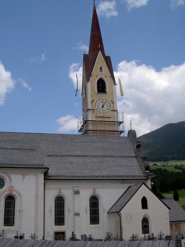 Taisten im Pustertal, gotische Kirche St. Ingenuin, erbaut im 15. Jahrhundert (26.06.2010)
