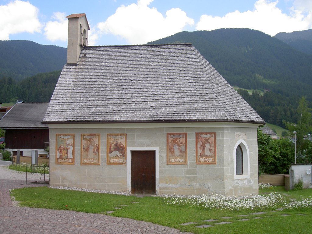Taisten, Welsbergsche Grabkapelle, erbaut 1472 als Grabkapelle der Grafen von Welsberg (26.06.2010)