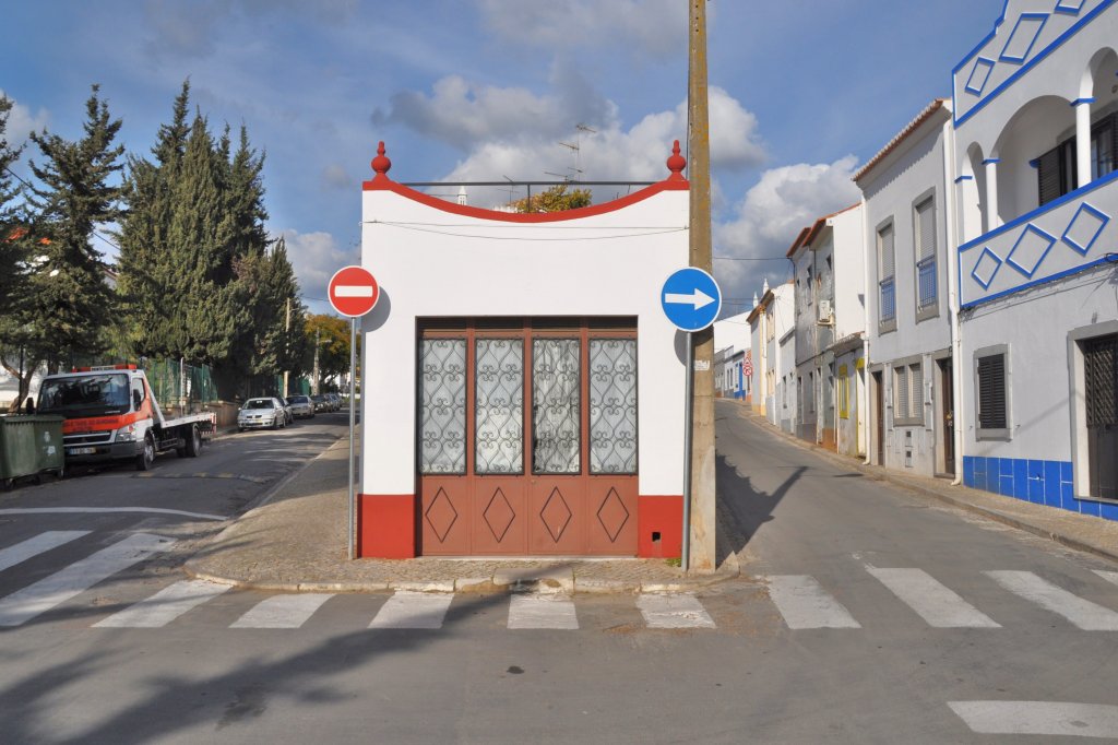 TAVIRA (Concelho de Tavira), 08.02.2011, Haus zwischen der Rua lvaro de Campos (eins der Pseudonyme von Fernando Pessoa) und der Rua da Porta Nova, in der es weitergeht