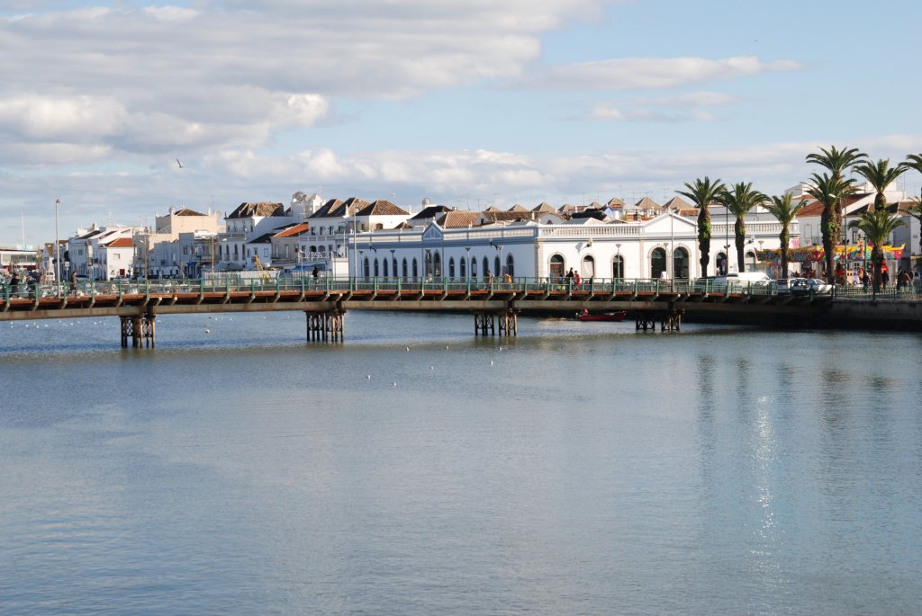 TAVIRA (Concelho de Tavira), 11.02.2010, Blick auf den Rio Gilo und die ber den Fluss fhrende Behelfsbrcke
