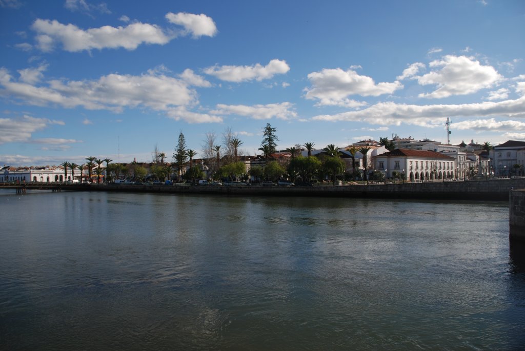 TAVIRA (Concelho de Tavira), 11.02.2010, Blick ber den Rio Gilo von der frheren Markthalle ber die Rua do Cais zur Praa da Republica
