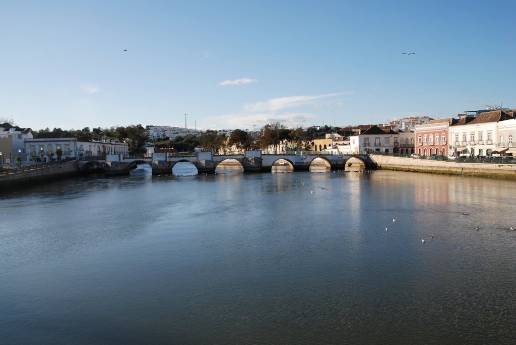 TAVIRA (Concelho de Tavira), 11.02.2010, Blick von der Behelfsbrcke auf den Rio Gilo und die rmische Brcke

