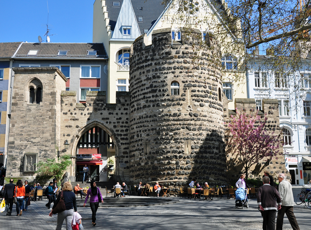 Teil der Stadtmauer und eines Stadttores in der Bonner Innenstadt - 08.04.2011