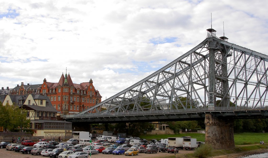 Teilansicht der Brcke  Blaues Wunder , welche den hier zu sehenden Dresdener Stadtteil Blasewitz mit dem auf der anderen Elbseite liegenden Ortsteil Loschwitz verbindet. In dem roten Gebude im Hintergrund befindet sich das beliebte Eiscafe  Toscana , links ist das ebenfalls bekannte Restaurant  Schillergarten  zu sehen. Die Aufnahme erfolgte am 06.10.2011 vom Motorschiff  August der Starke  aus.