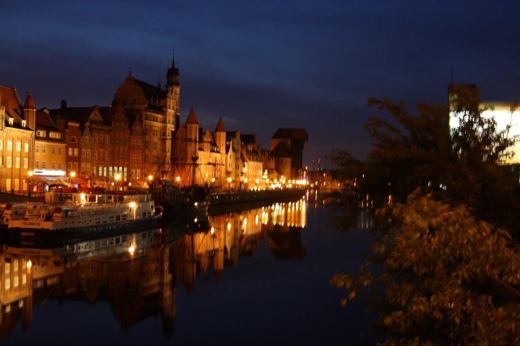 Teile des Innen Hafen mit der Huserzeil und dem bekannten 
Krantor in Danzig 
bei Nacht am 21.5.2012.