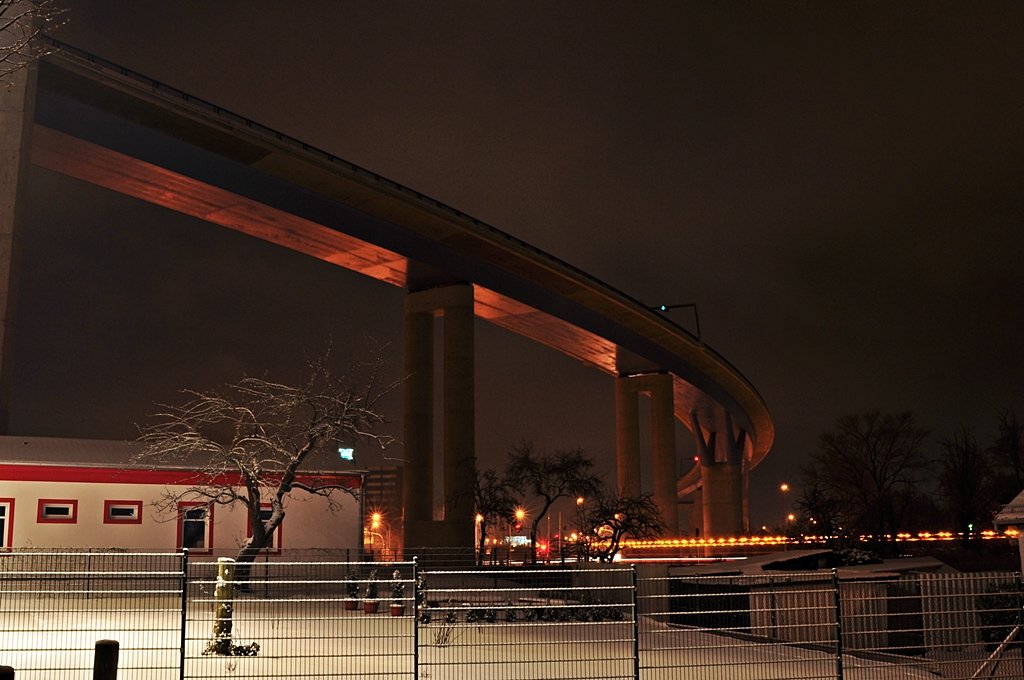 Teilstck der neuen Rgenbrcke vor dem Rgendammbahnhof Stralsund, 07.01.2010

bei dieser indirekten Beleuchtung kann man die Allgemeinheit verstehen, wenn das gesamte Viadukt angestrahlt werden sollte