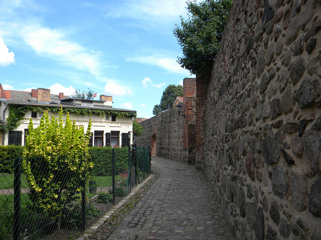 Templin Stadtansichten .Vollstndig erhaltene Stadtmauer 08-07-2012