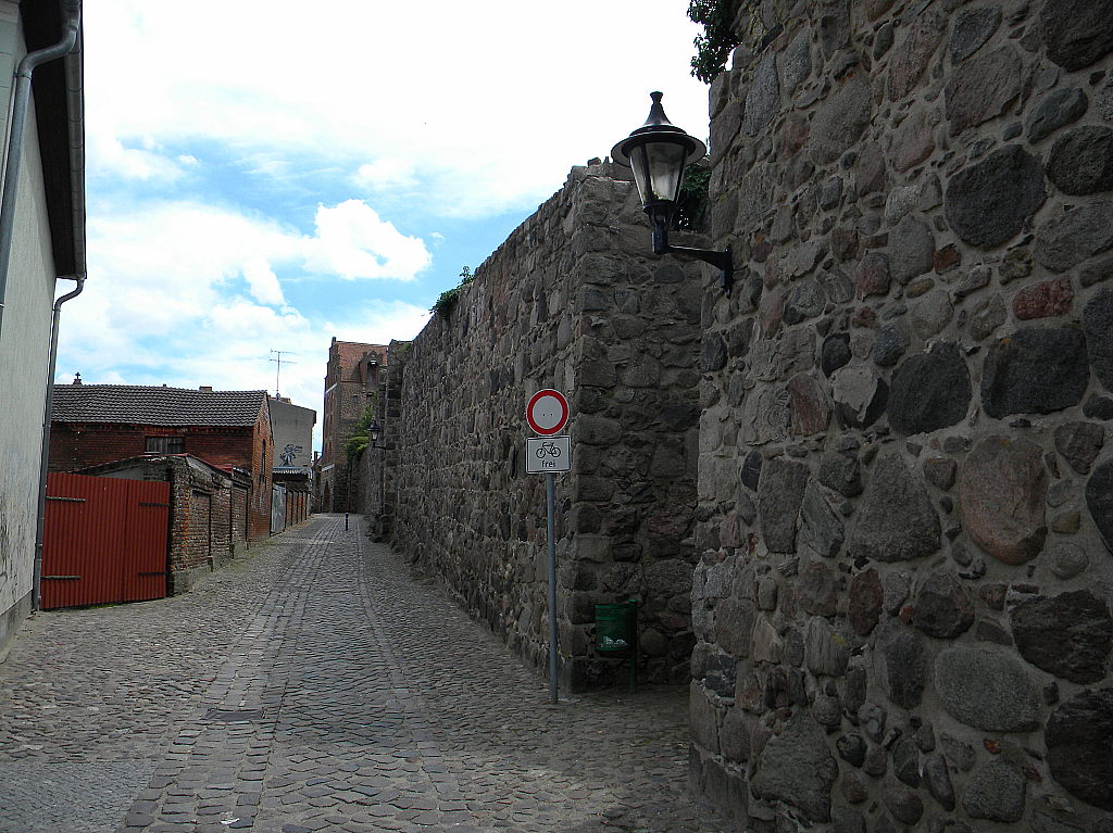 Templin Stadtansichten .Vollstndig erhaltene Stadtmauer 08-07-2012