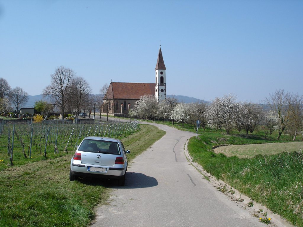 Teningen im Landkreis Emmendingen, die Bergkirche, einzig erhaltenes Bauwerk des ehemaligen Antoniterklosters mit Fresken aus dem 15.Jahrhundert, April 2007