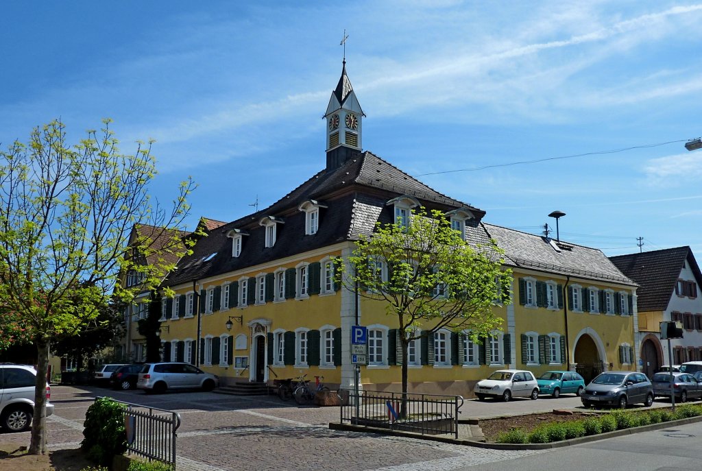 Teningen, das schne Rathaus des 12.000 Einwohner zhlenden Ortes, Mai 2012
