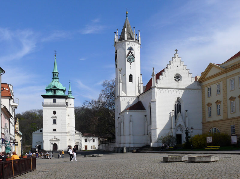 Teplice (Bad Teplitz in Bhmen) Zmeck nm. (Schlossplatz) links: Dekanatskirche Johannes des Tufers, rechts: Schlosskirche zum Heiligen Kreuz;  18.04.2010
