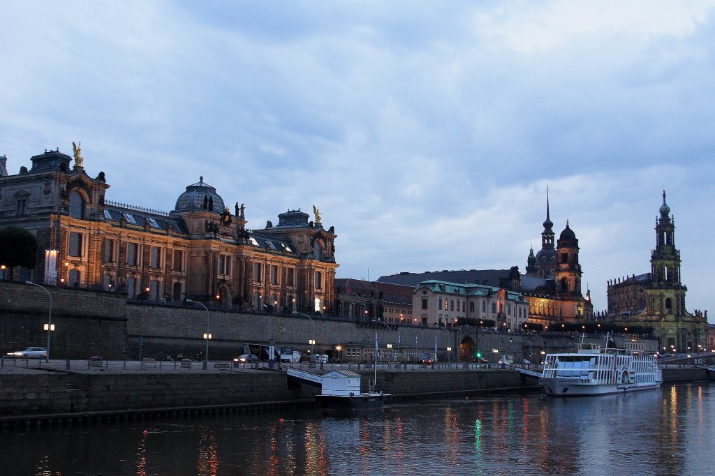 Terrassenufer Dresden, aufgenommen am Abend des 30.08.2012 vom Personendampfer  Meissen  aus.