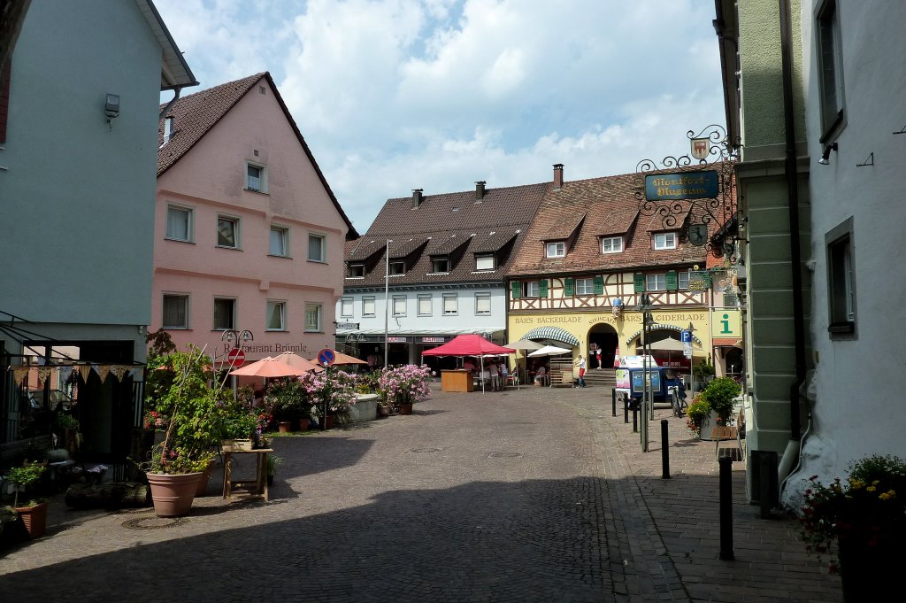 Tettnang, Blick stadtwrts durch das Stadttor, Aug.2012