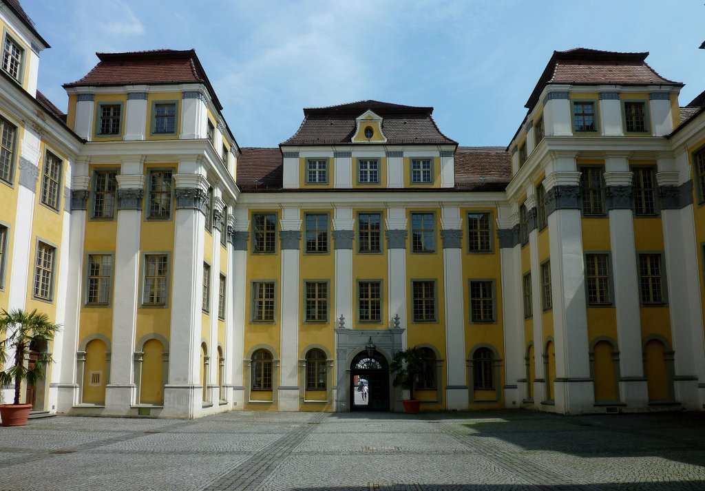 Tettnang, das Neue Schlo, der Innenhof der Vierflgelanlage, beherbergt heute das Amtsgericht und ein Museum, Aug.2012