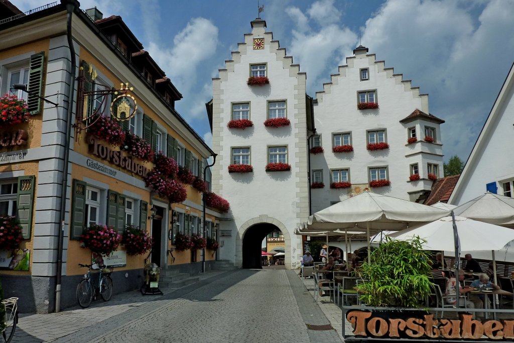Tettnang, Stadttor und rechts das Torschlo von 1464, Aug.2012