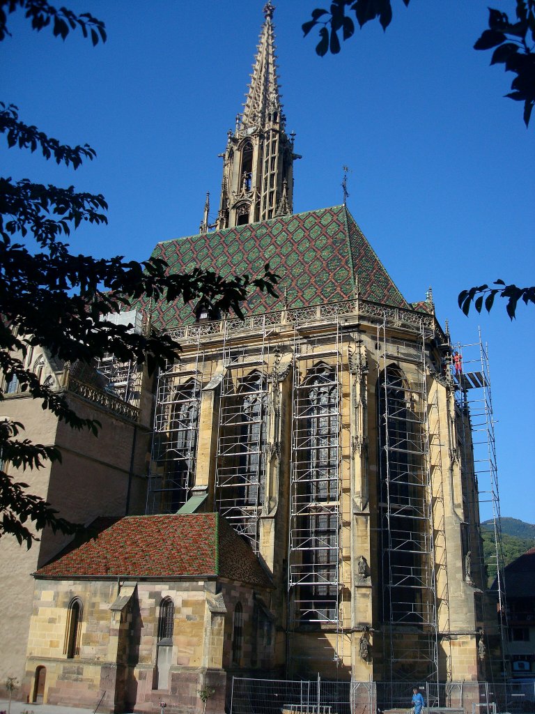 Thann im Elsa,
St.Theobald-Mnster, Chor und Turm von der Sdseite, die farbigen Dachziegel wurden 1887-95 angebracht,
Sept.2010