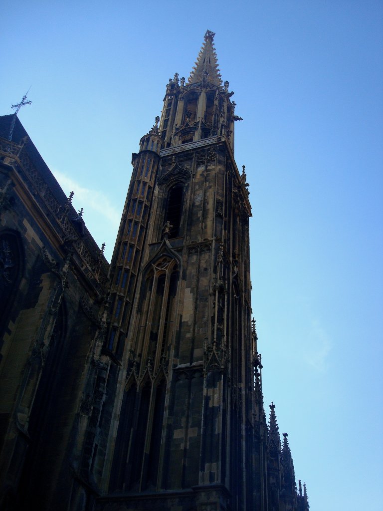 Thann im Elsa,
Turm des gotischen St.Theobald-Mnsters, 76m hoch, wurde 1516 vollendet und zeigt deutliche Nhe zum Baseler Mnster,
Sept.2010
