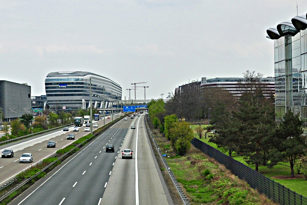  The Squaire  (Spitzname Zeppelin), ehemals  Airrail-Center Frankfurt   am Flughafen Frankfurt neben der A3. 660 m langes und 45 m hohes Gebude mit Fernbahnhof, Hotels, Bros und Geschften - 14.04.2012